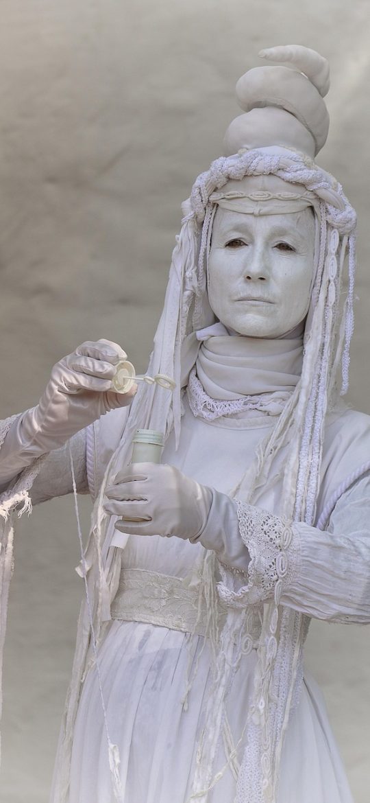 ai看剧 App 离线内容管理界面，列出已缓存剧集及各自占用的存储体积，右侧提供批量删除入口